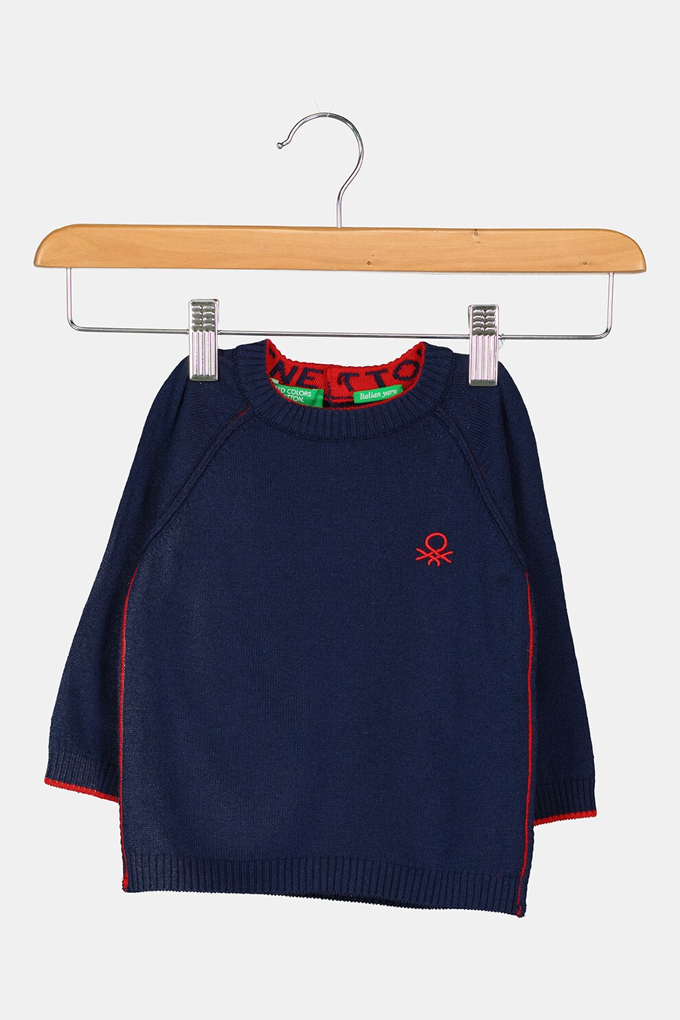 United Colors of Benetton, Pulover din amestec de lana cu decolteu la baza gatului si logo brodat, Bleumarin/Rosu