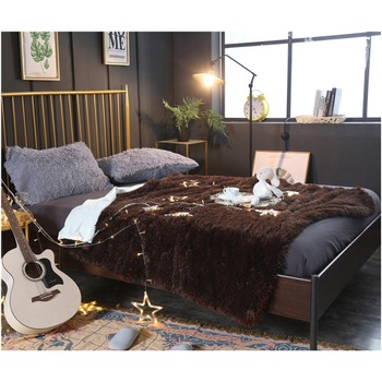 Patura Kring Fluffy Comfort, 130 x 170 cm, 500 gsm, 100% poliester, maro inchis Patura Kring Fluffy Comfort, 130 x 170 cm, 500 gsm, 100% poliester, maro inchis