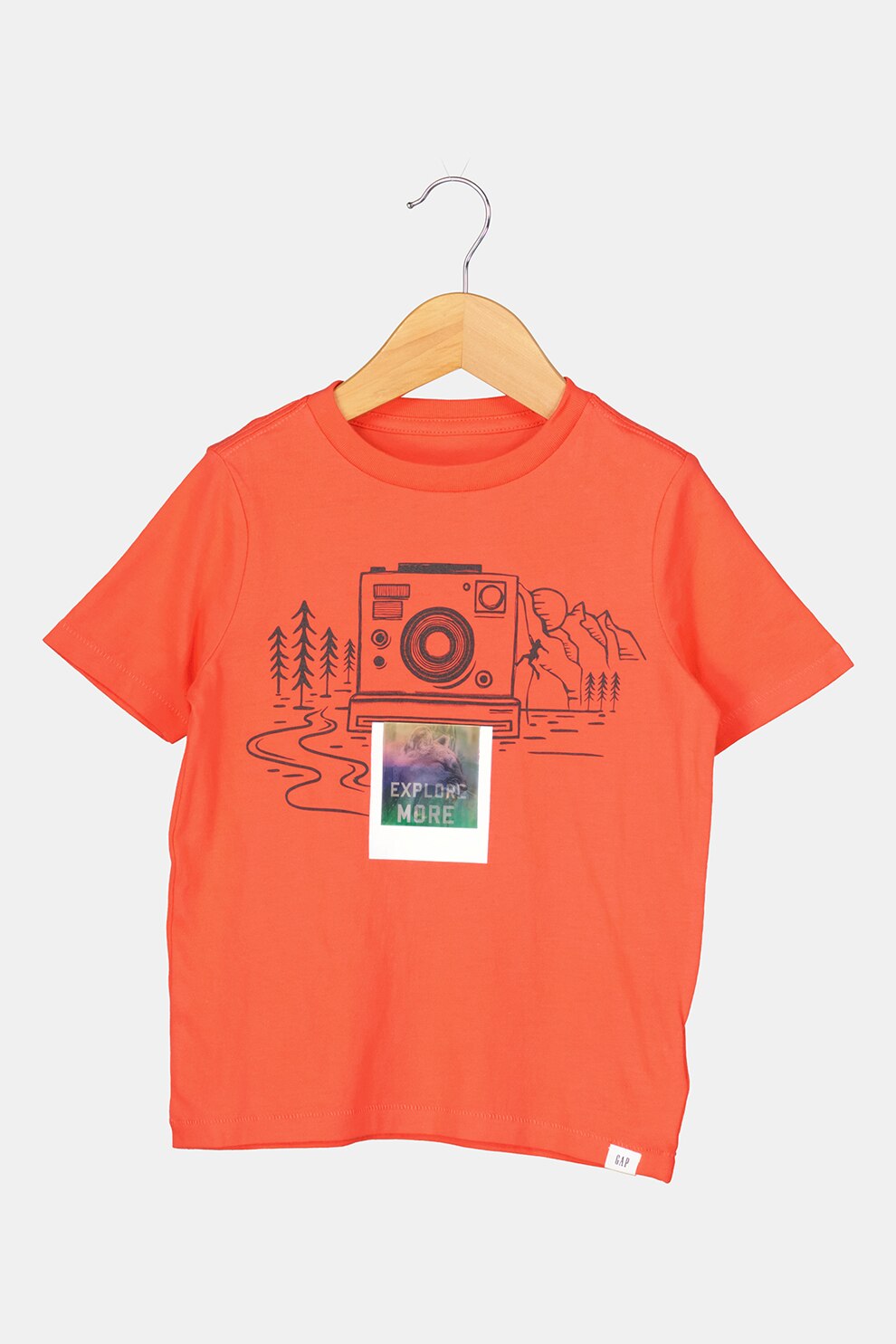 GAP, Tricou cu decolteu la baza gatului si imprimeu grafic, Rosu vermillion/Negru