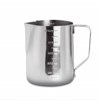 Cana gradata din inox Pufo, latiera pentru spumare lapte, cappuccino, tip ulcior barista cu maner, 550 ml Cana gradata din inox Pufo, latiera pentru spumare lapte, cappuccino, tip ulcior barista cu maner, 550 ml