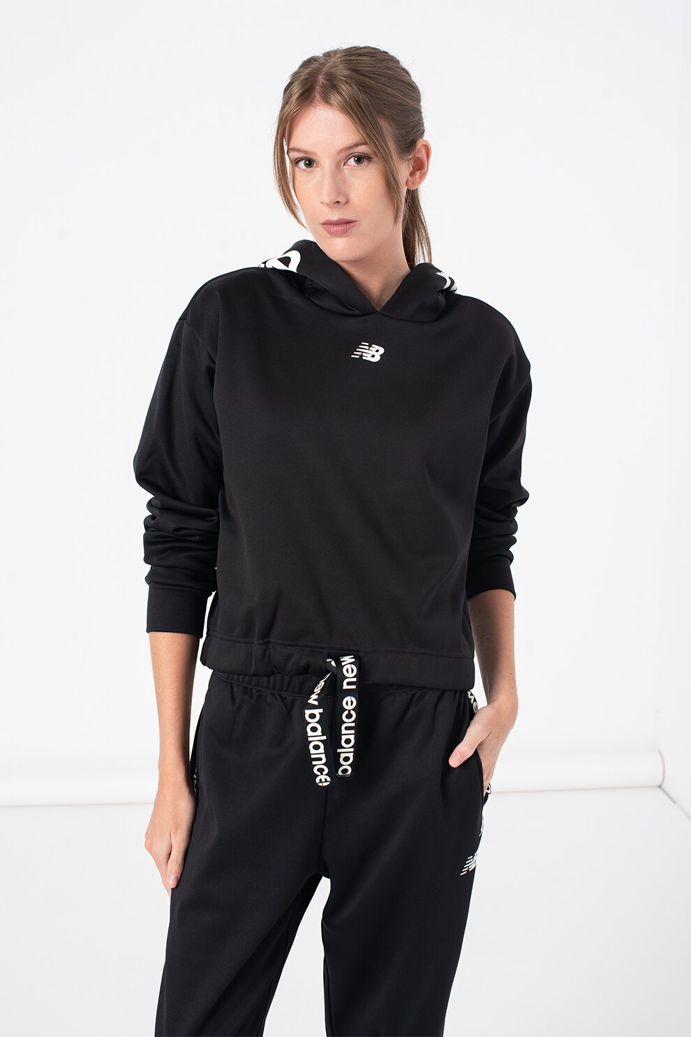 New Balance, Hanorac relaxed fit cu imprimeu logo pentru antrenament Relentless, Negru/Alb