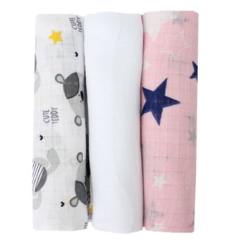 Set 3 scutece, muselina, roz cu stelute si Cute Teddy, 75 x 70 cm Set 3 scutece, muselina, roz cu stelute si Cute Teddy, 75 x 70 cm