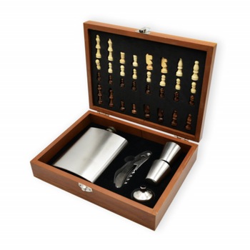 Set sah din 5 piese, format din joc sah, sticla whisky, 2 pahare si tirbuson, model Pufo Clasic Set sah din 5 piese, format din joc sah, sticla whisky, 2 pahare si tirbuson, model Pufo Clasic