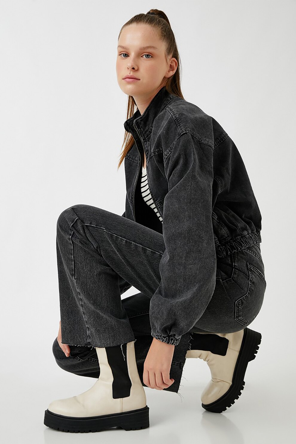 KOTON, Jacheta de denim cu fermoar si terminatie elastica, Negru stins