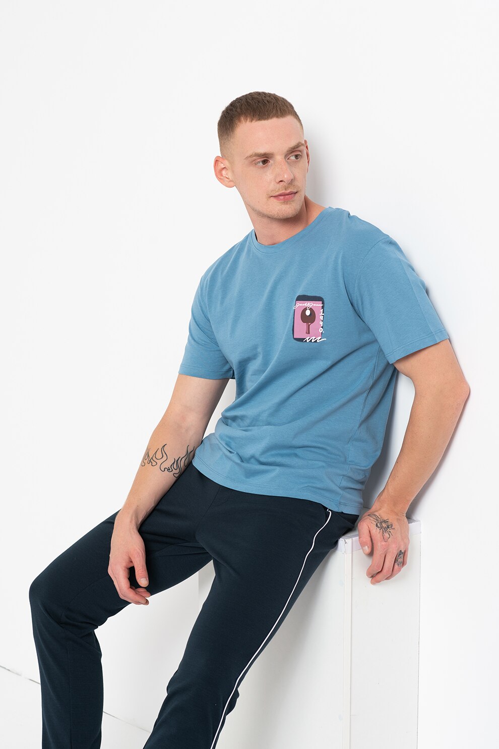 Jack&Jones, Tricou relaxed fit de bumbac cu imprimeu grafic si text Blurry, Albastru prafuit