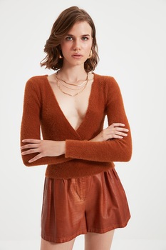 Trendyol, Pulover crop pufos cu decolteu cache coeur, Maro scortisoara Trendyol, Pulover crop pufos cu decolteu cache coeur, Maro scortisoara