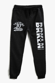 KOTON, Pantaloni sport cu snur si imprimeu text, Negru stins/Alb optic, 98-104 CM KOTON, Pantaloni sport cu snur si imprimeu text, Negru stins/Alb optic, 98-104 CM