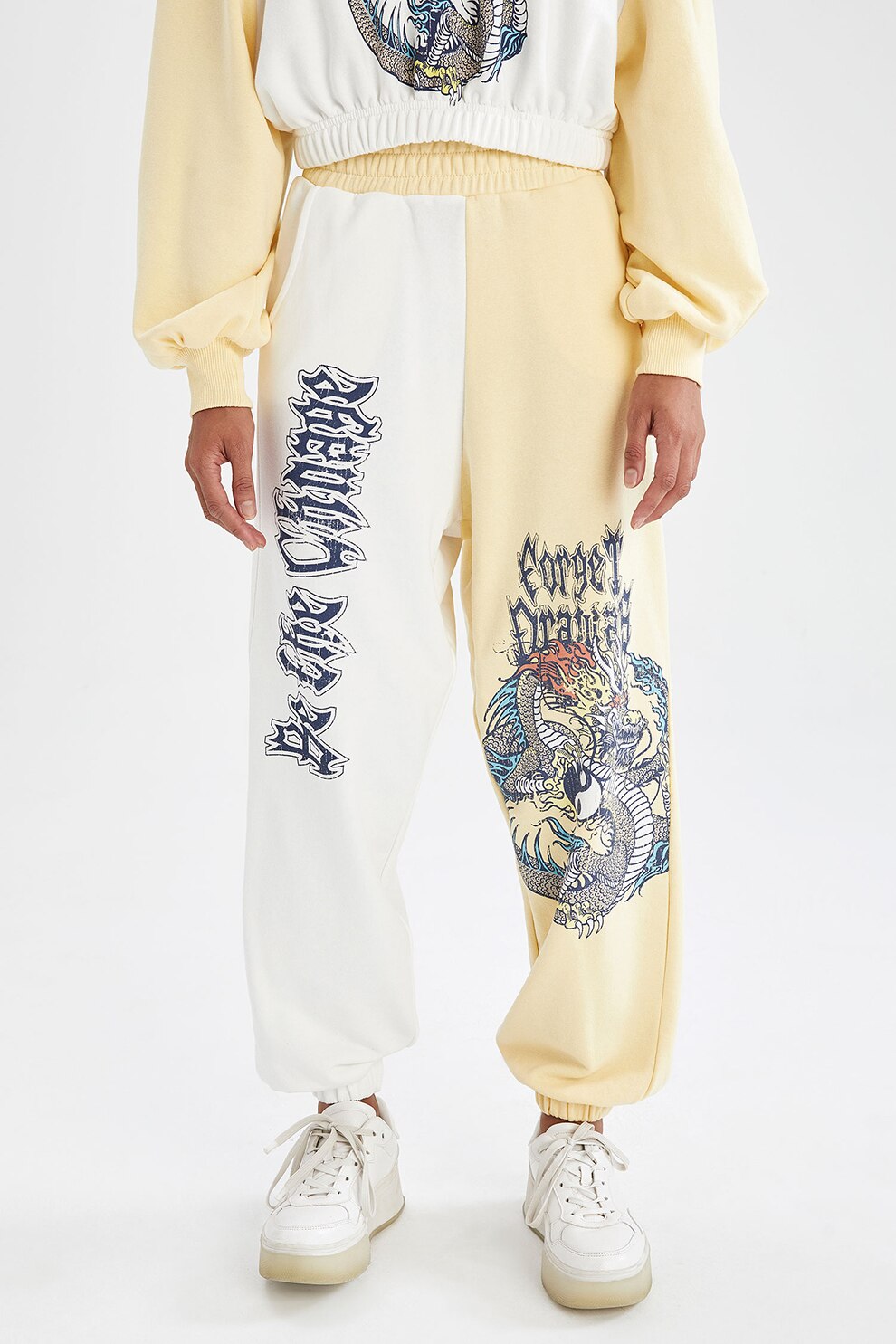 DeFacto, Pantaloni sport lejeri cu model in doua nuante si imprimeu grafic, Alb/Galben deschis/Bleumarin