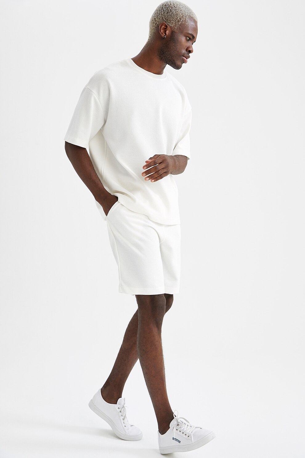 DeFacto, Pantaloni scurti cu snur si aspect texturat, Alb