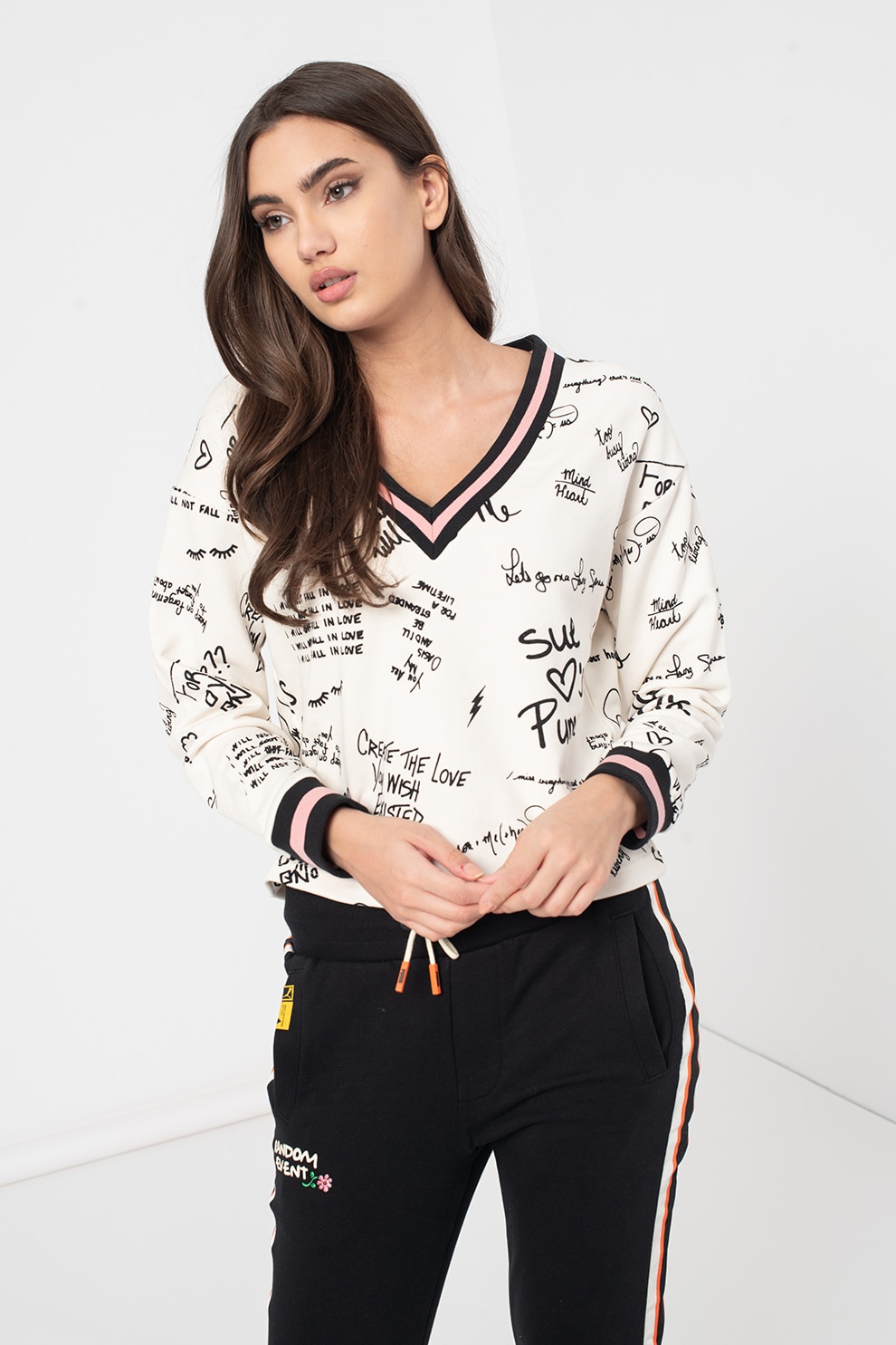 Puma, Bluza sport cu decolteu in V si model text Sue Tsai, Alb/Negru