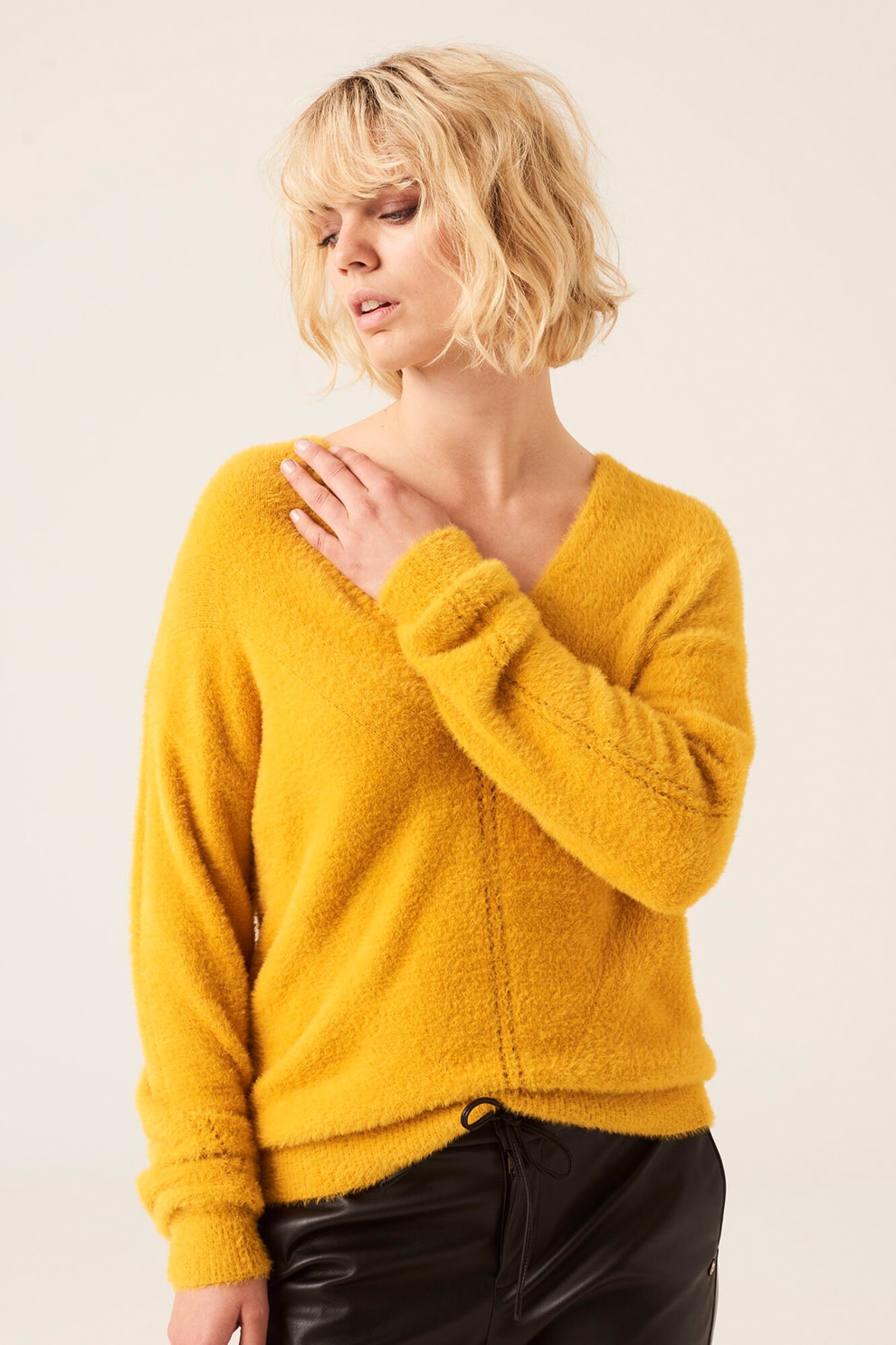 Garcia, Pulover pufos cu decolteu in V, Galben