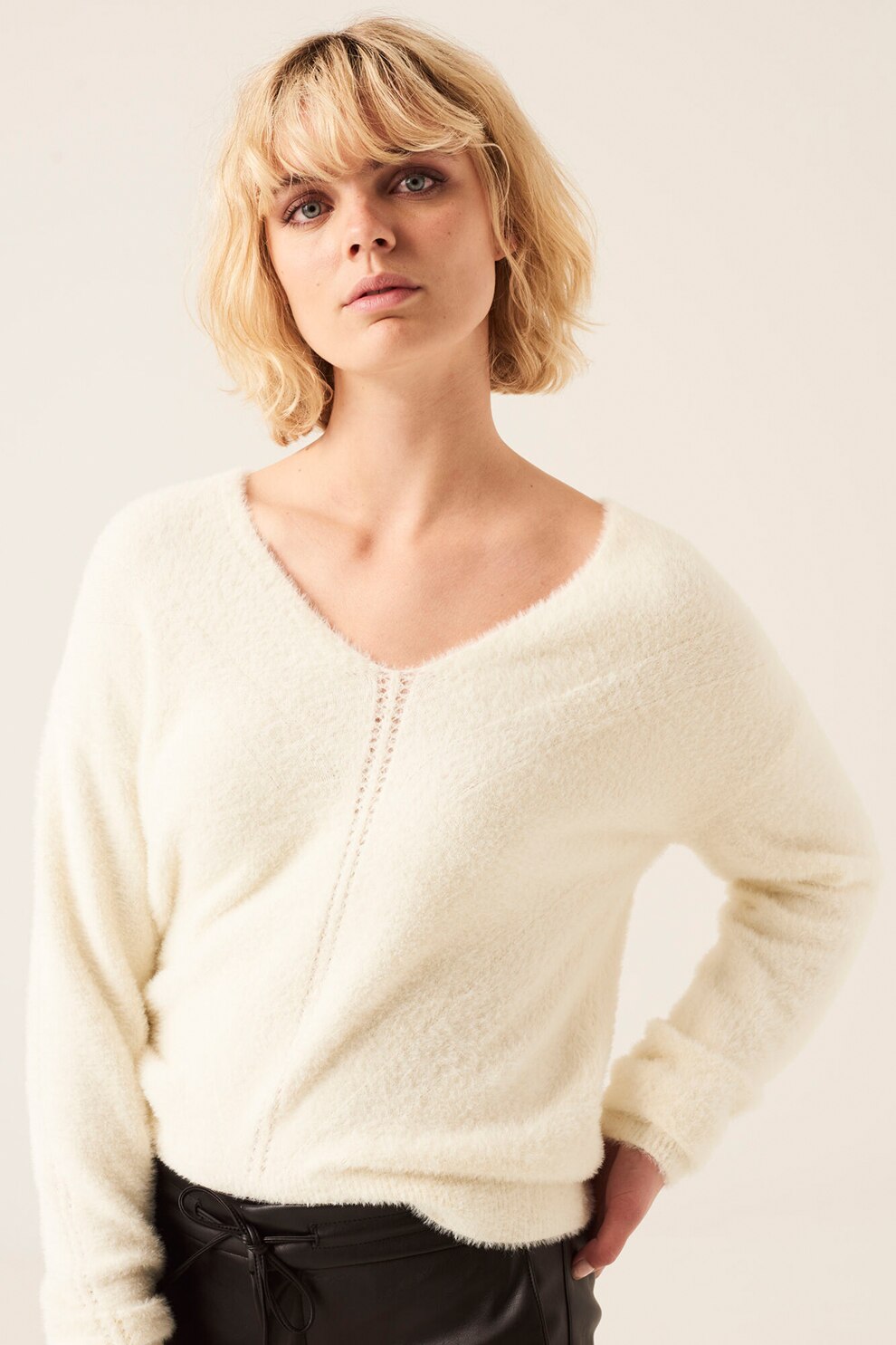 Garcia, Pulover pufos cu decolteu in V, Alb