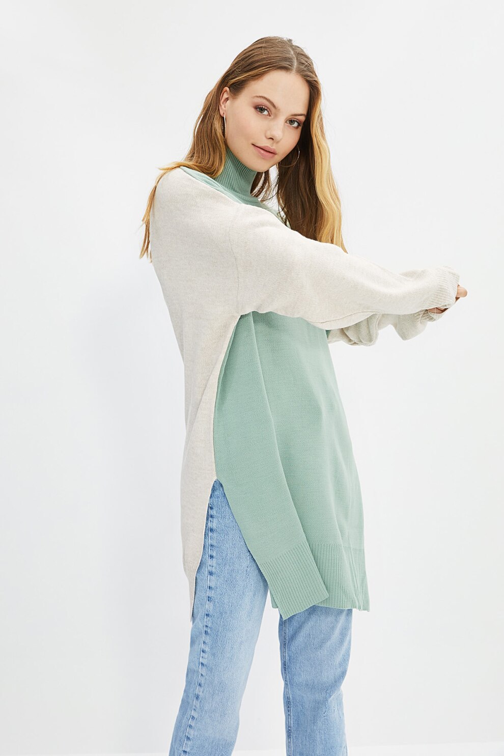 Trendyol, Pulover supradimensionat cu guler inalt si slituri laterale, VERDE MENTA/BEJ