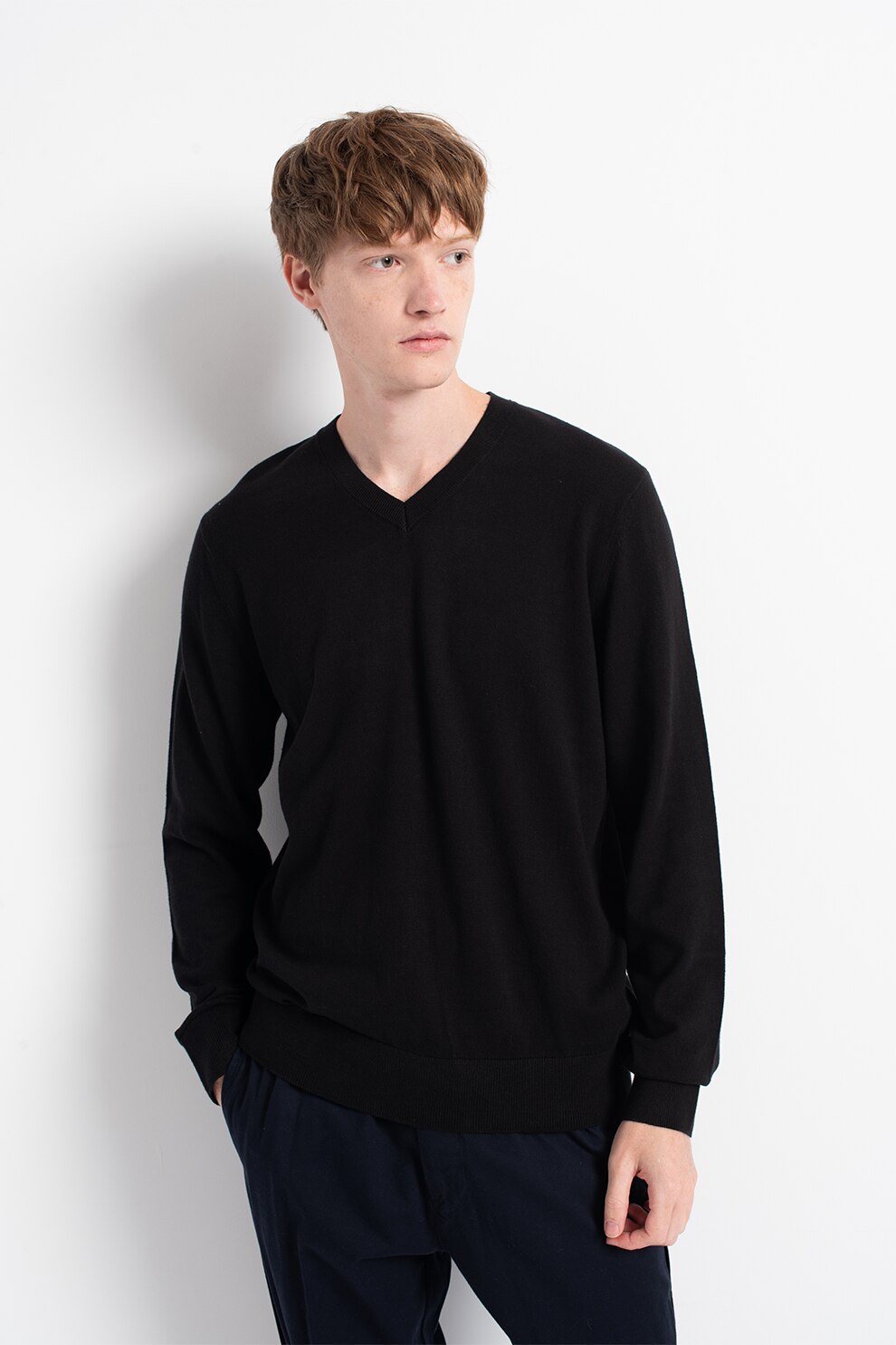 GAP, Pulover cu decolteu in V, tricotat fin, Negru, S