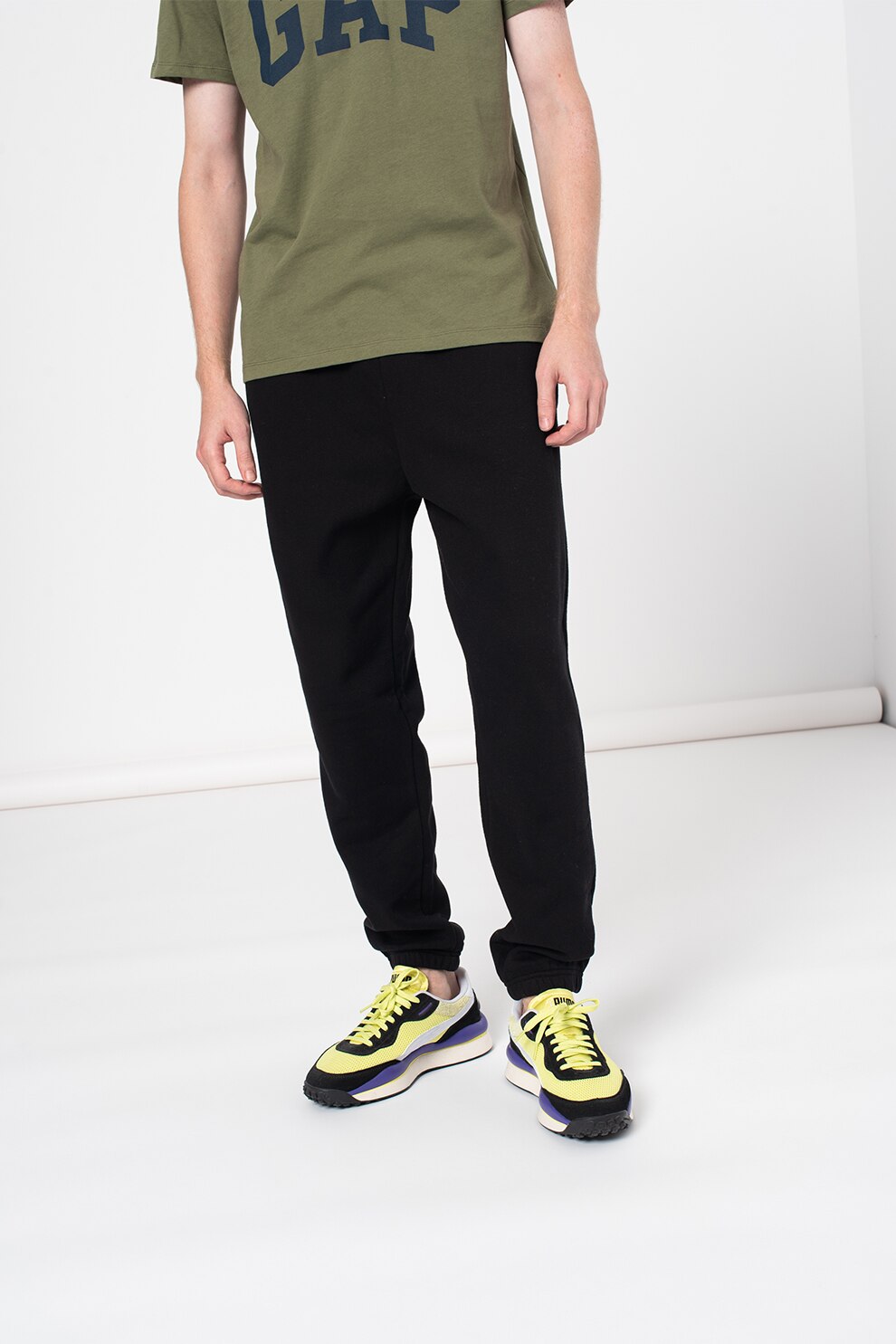 GAP, Pantaloni sport din amestec de bumbac cu croiala conica, Negru