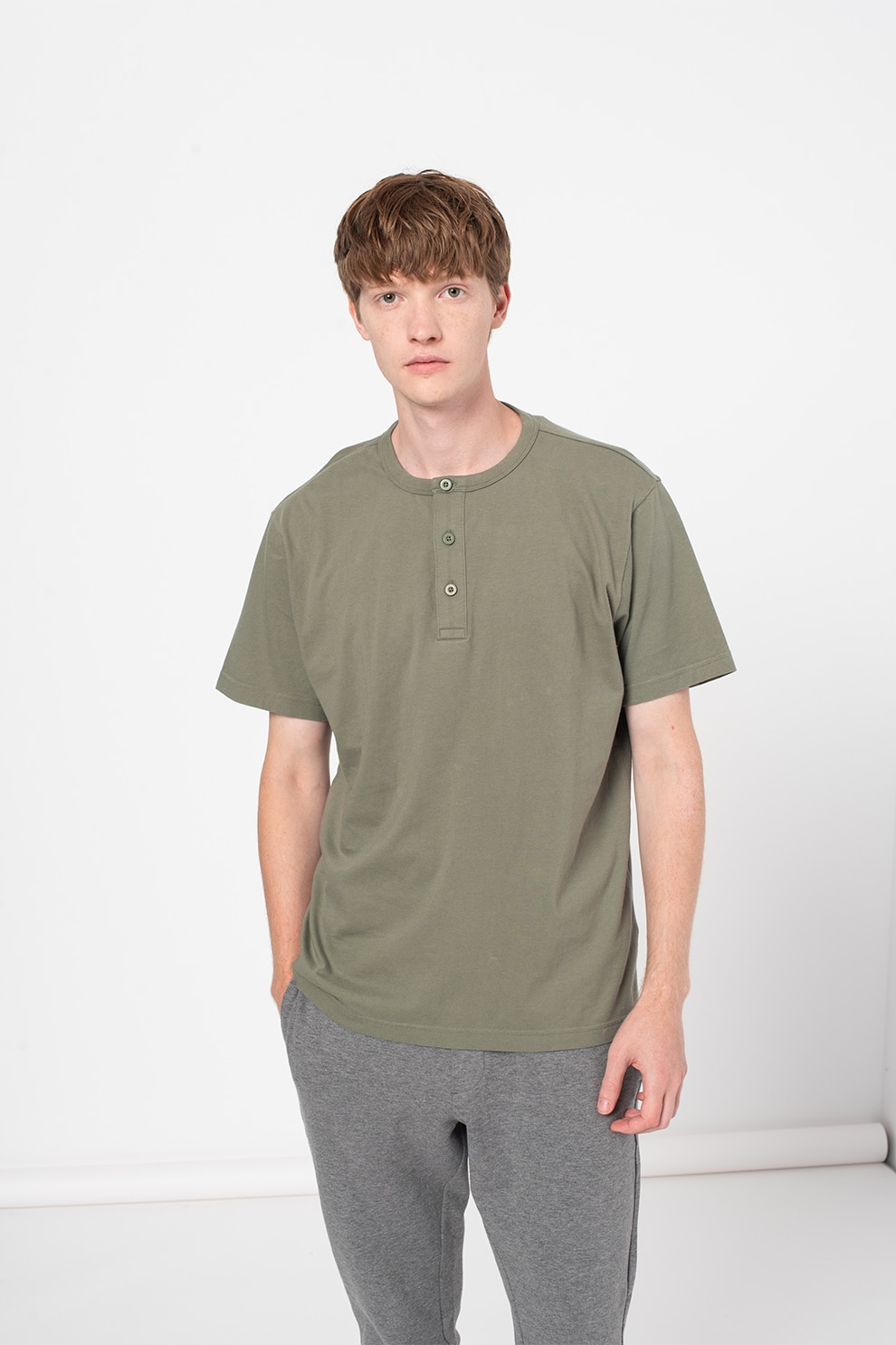 GAP, Tricou de bumbac cu fenta cu nasturi, Verde feriga
