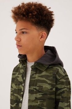Marks & Spencer, Set de jacheta camuflaj si tricou, 2 piese, Verde militar Marks & Spencer, Set de jacheta camuflaj si tricou, 2 piese, Verde militar