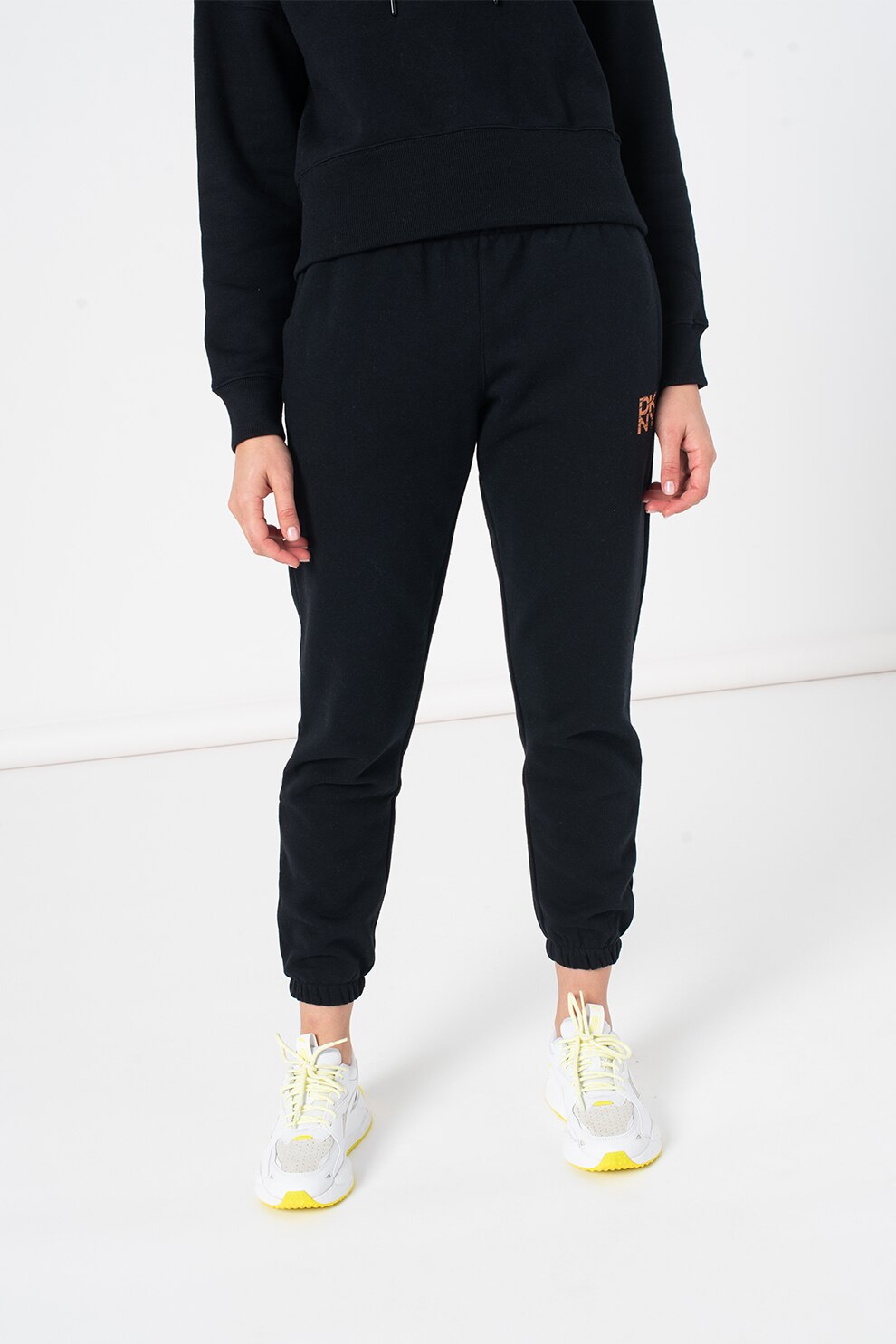 DKNY, Pantaloni sport crop cu imprimeu logo, Negru