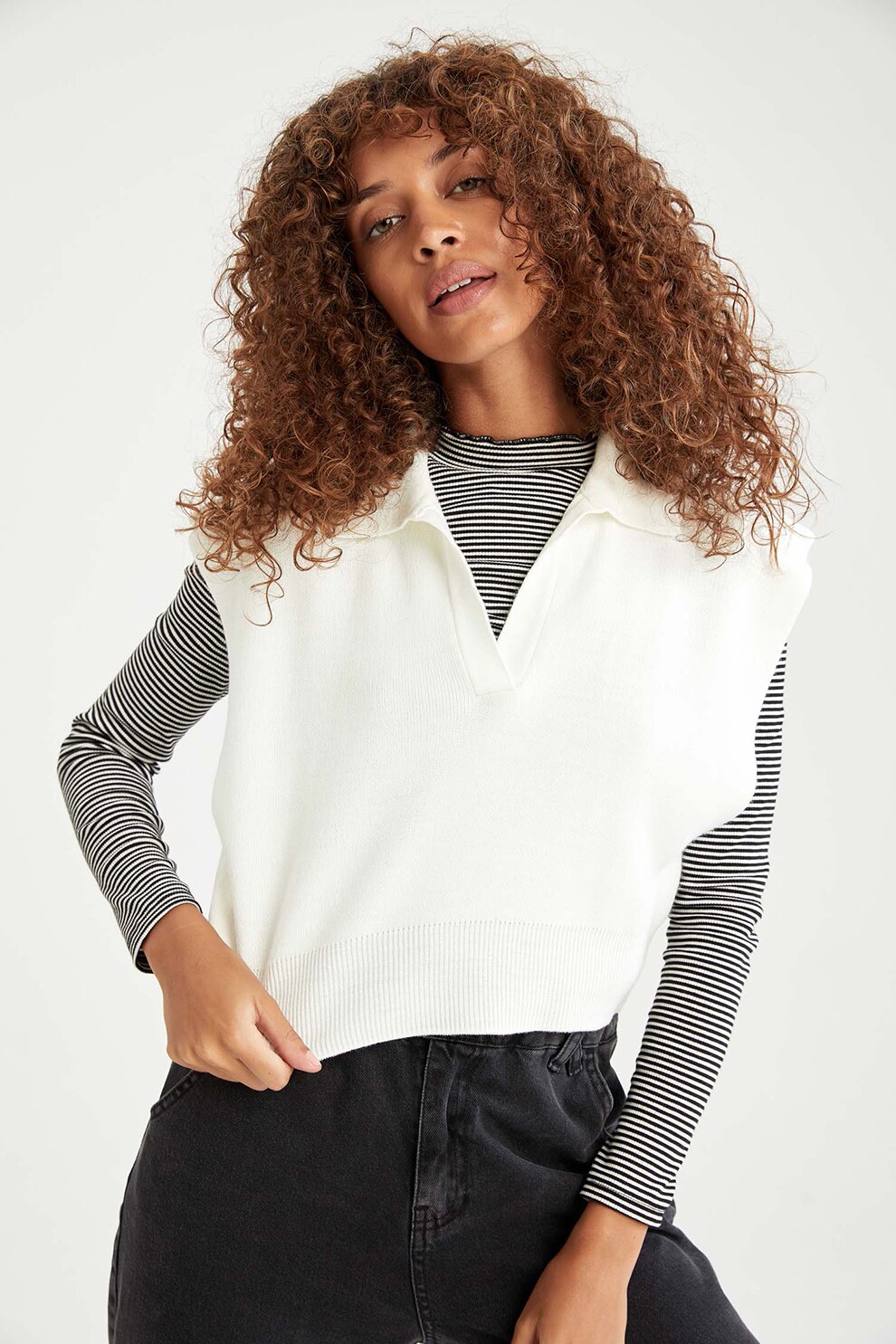 DeFacto, Vesta relaxed fit din tricot cu decolteu in V, Alb