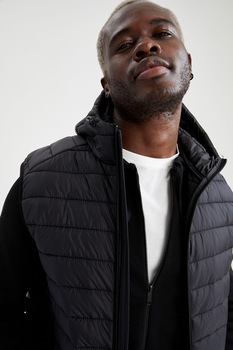 DeFacto, Vesta cu gluga, vatelina si aspect matlasat, Negru DeFacto, Vesta cu gluga, vatelina si aspect matlasat, Negru