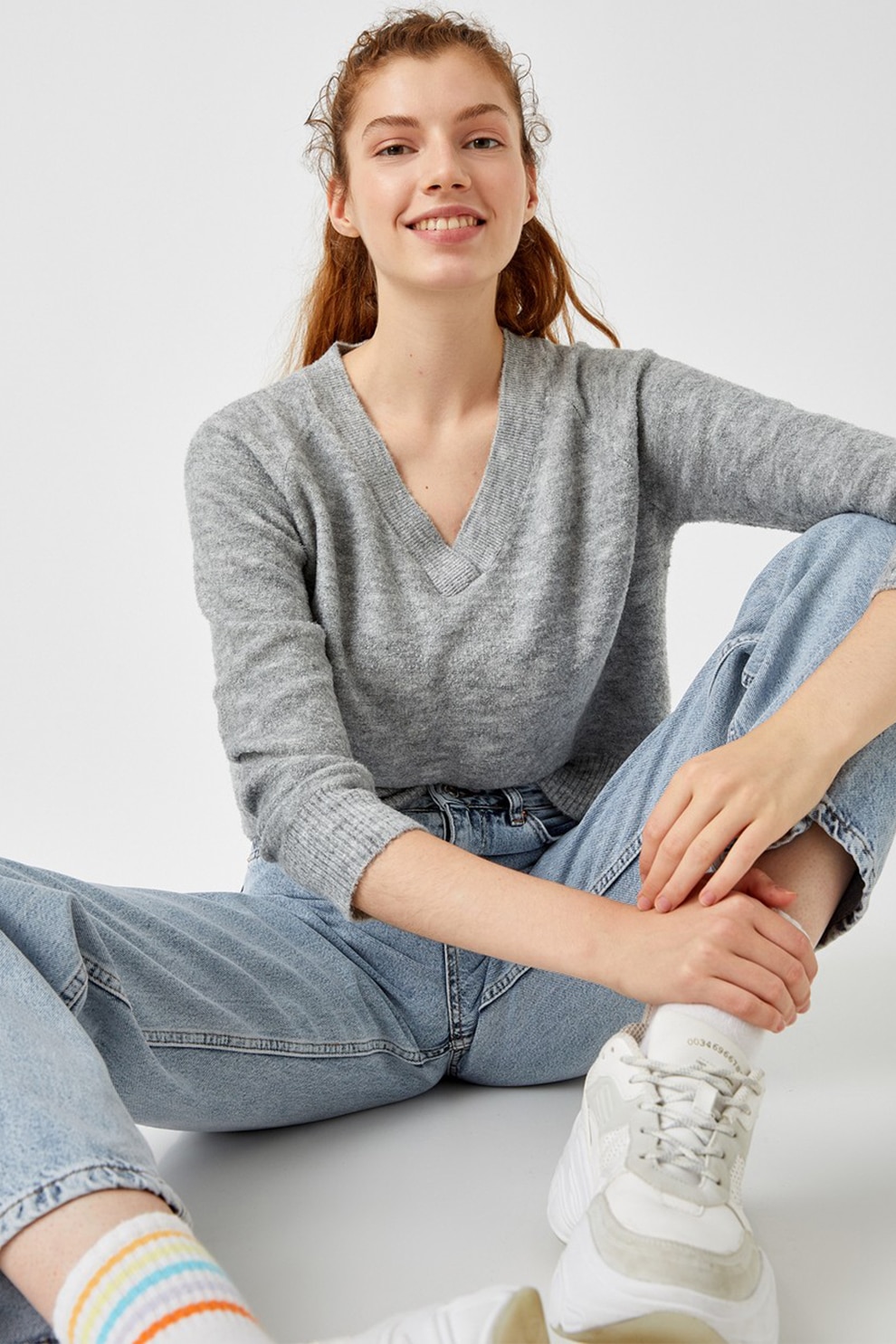 KOTON, Pulover tricotat fin cu decolteu in V si terminatii striate, Gri melange