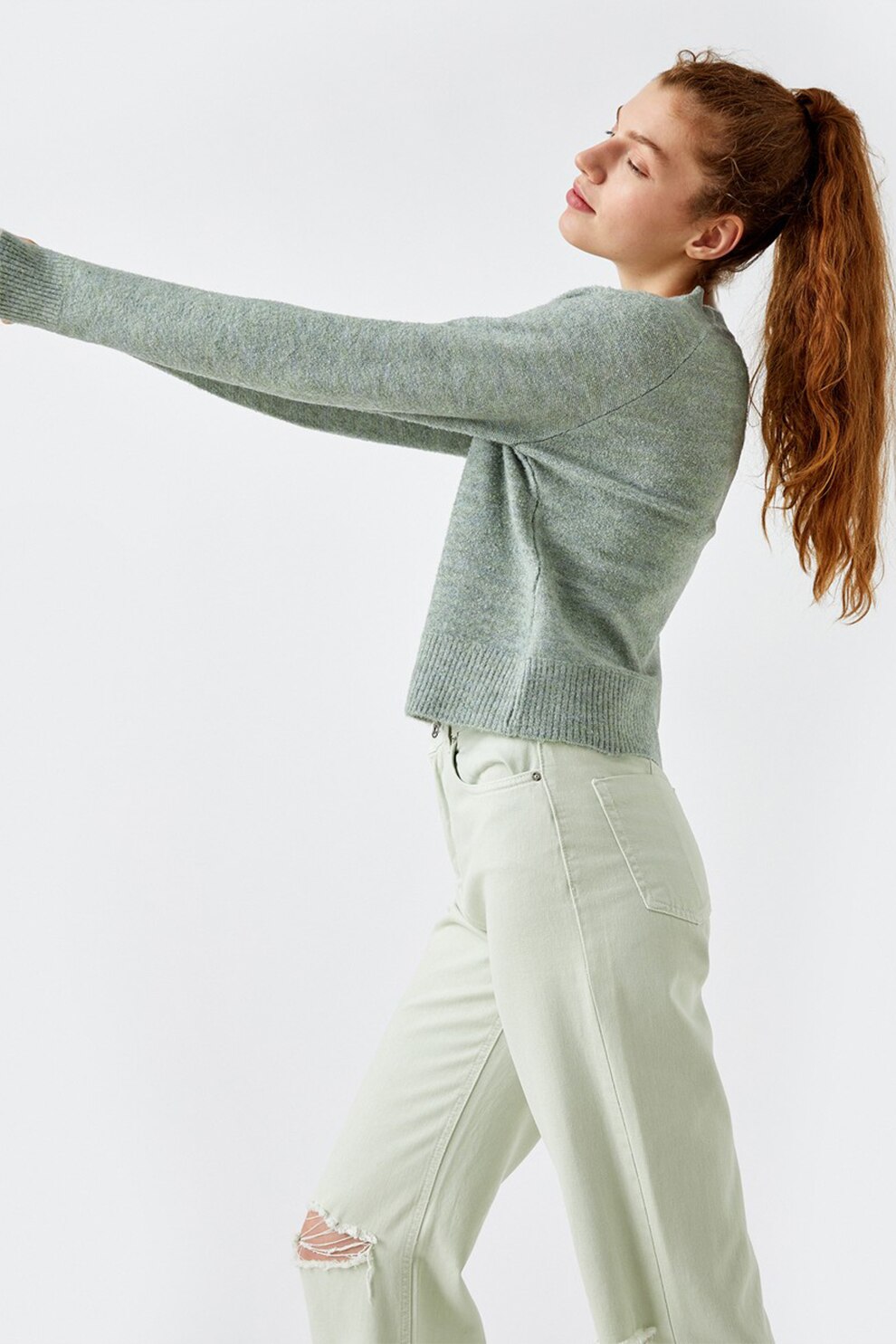 KOTON, Pulover tricotat fin cu decolteu in V si terminatii striate, Verde deschis melange