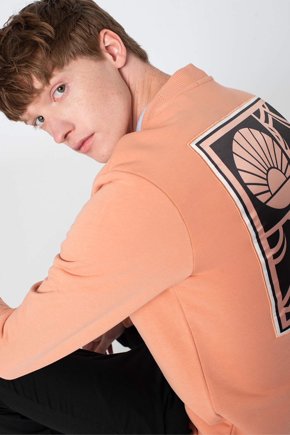 Scotch & Soda, Bluza sport cu decolteu la baza gatului si model grafic, roz somon, alb, negru