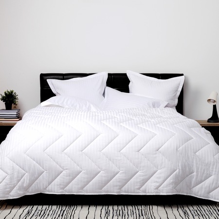 Set Pilota Lana Iarna Damasc Policoton Alba 200x220cm si 2 Perne Matlasate 50x70cm, 2 persoane, Pucioasa, SETPLIDPALBA200