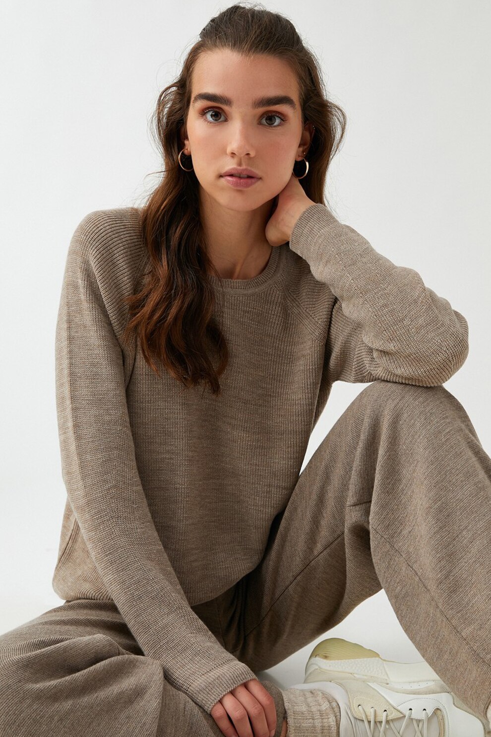 KOTON, Pulover cu decolteu la baza gatului si terminatie asimetrica, maro melange