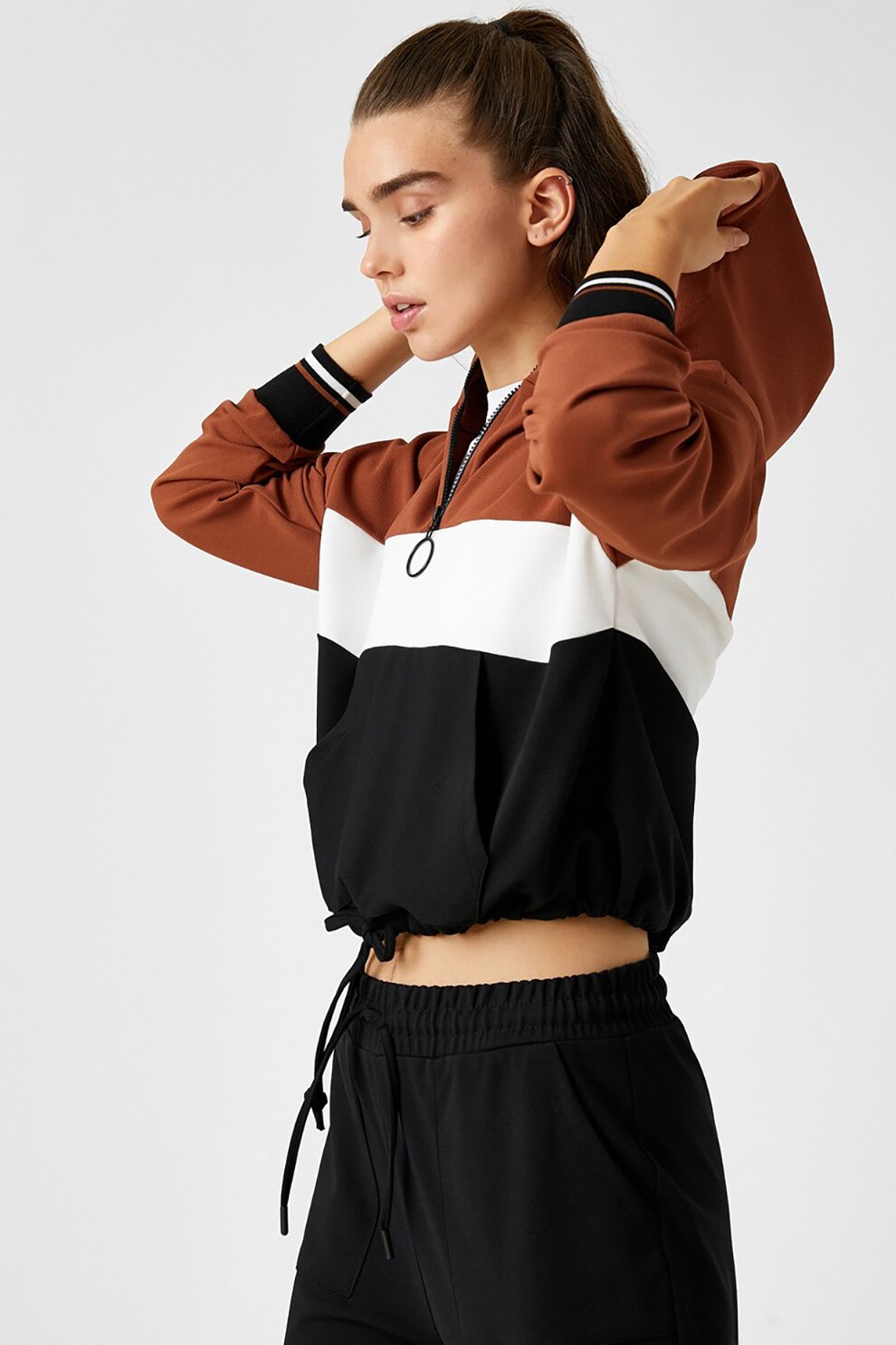 KOTON, Hanorac cu fermoar scurt si model colorblock, Negru/maro coniac/alb