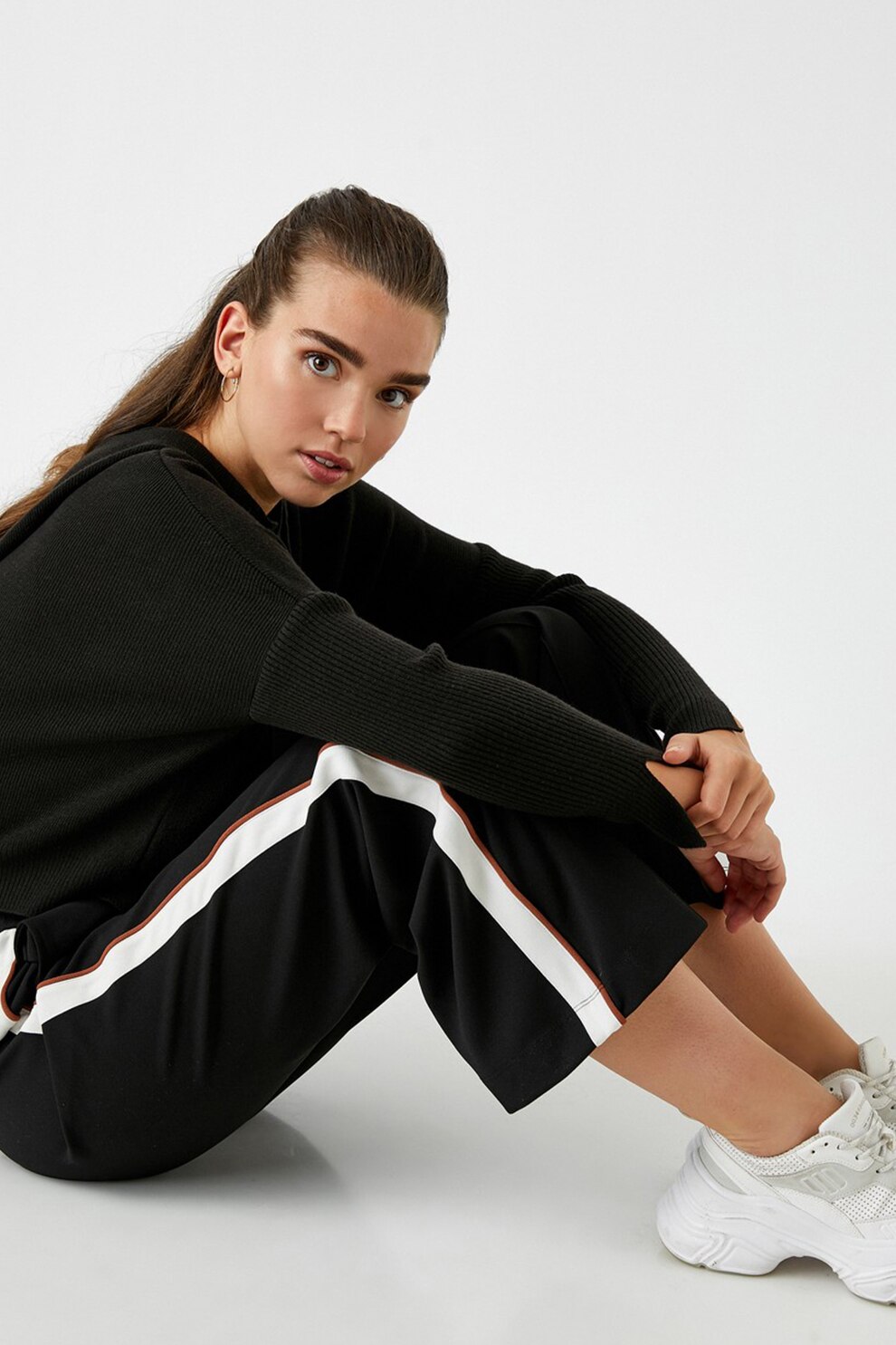 KOTON, Pantaloni sport cu croiala dreapta si benzi laterale contrastante, Negru