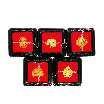 Set 5 martisoare tip medalion, in cutie, pe suport din plus Set 5 martisoare tip medalion, in cutie, pe suport din plus