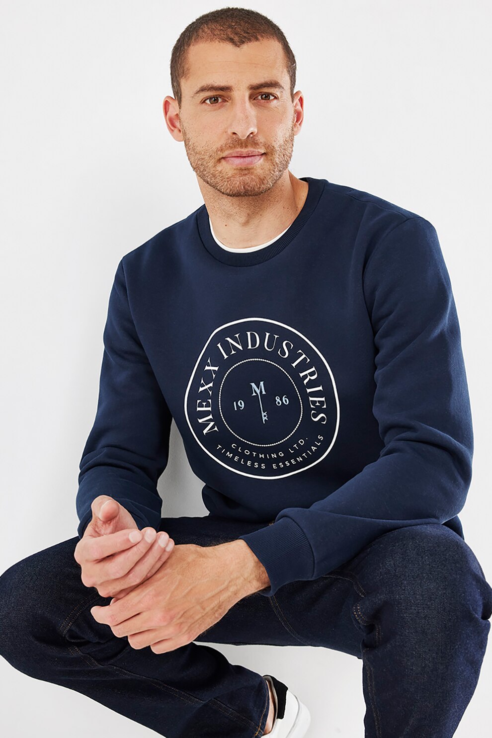 Mexx, Bluza sport cu decolteu la baza gatului si imprimeu text, Bleumarin/Alb