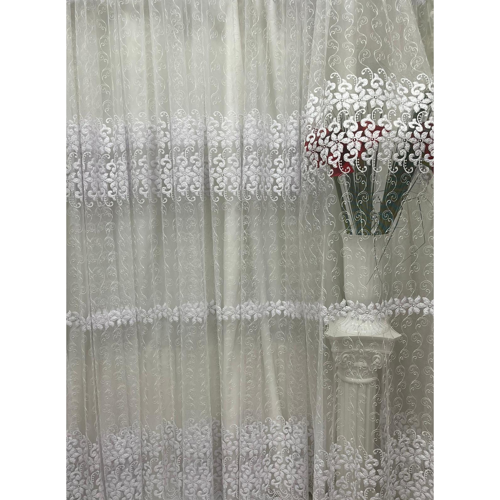 Perdea alba brodata, din colectia 