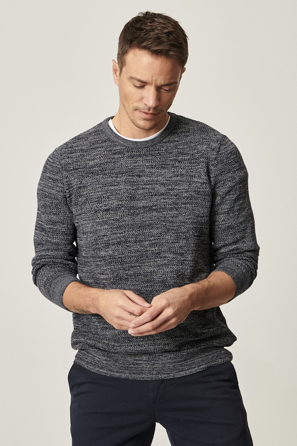 AC&Co, Pulover cu decolteu la baza gatului si aspect texturat, Bleumarin/ Gri