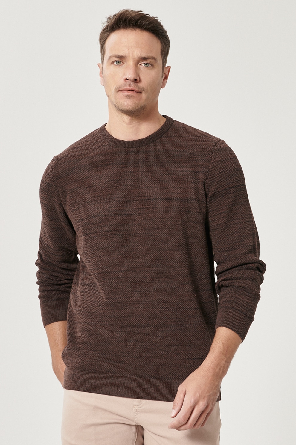 AC&Co, Pulover cu decolteu la baza gatului si aspect texturat, Negru/Maro