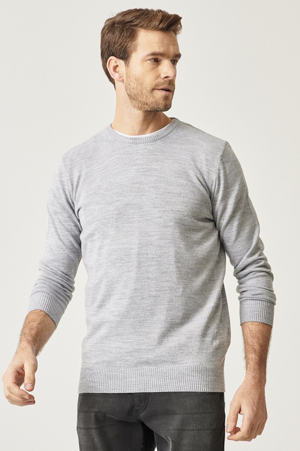 AC&Co, Pulover cu decolteu la baza gatului si terminatii striate, Gri deschis