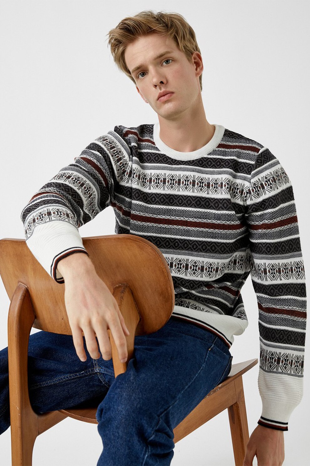 KOTON, Pulover cu decolteu la baza gatului si model etnic, Alb/Gri carbune/Rosu inchis, S