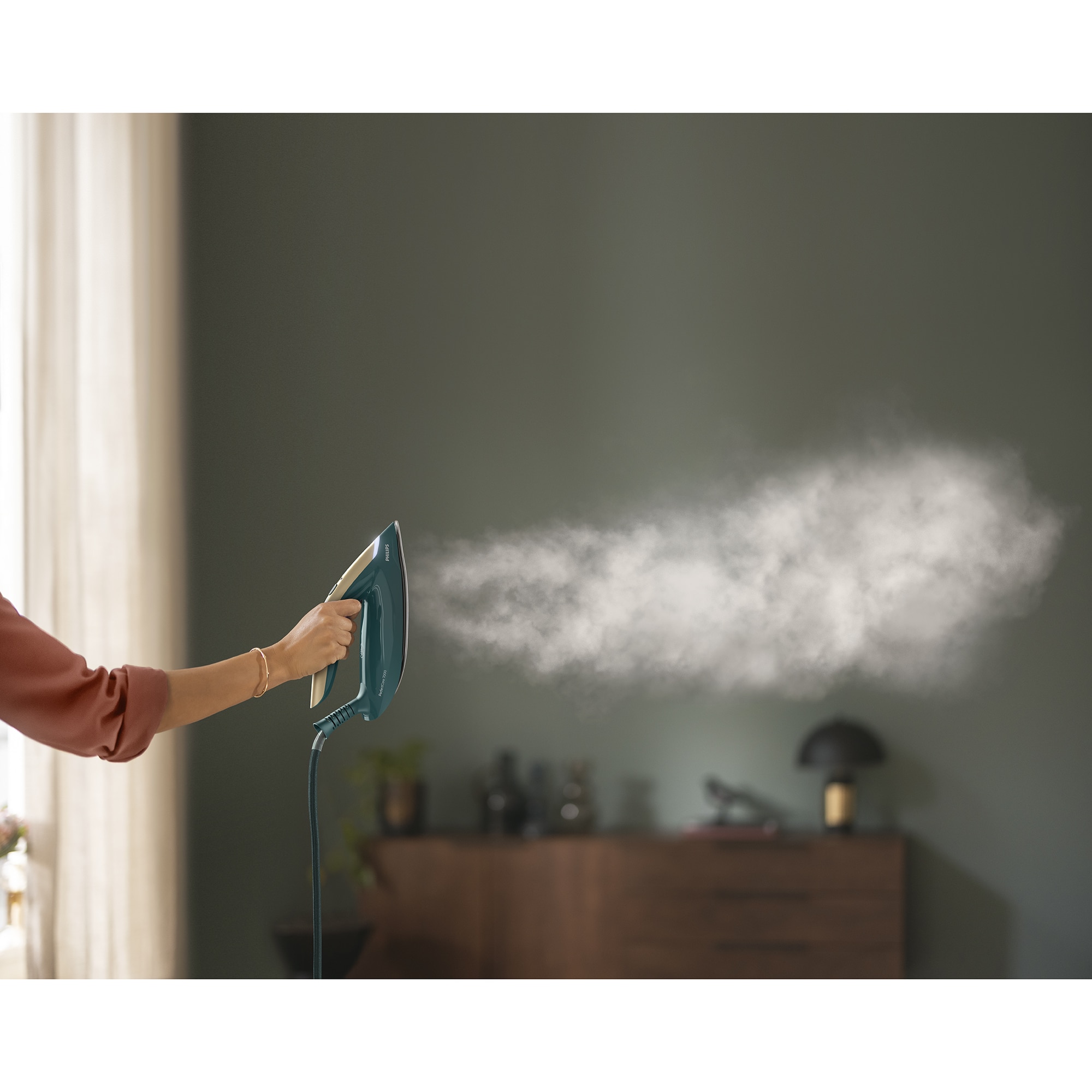 Statie de calcat cu abur Philips PerfectCare Seria 7000 PSG7140/70, 2100W, 8 bari, jet de abur continuu 120 g/min, jet de abur 600 g, talpa SteamGlide Elite, Oprire automata,Functie Easy De-calc Plus, tehnologie OptimalTemp, alb /verde