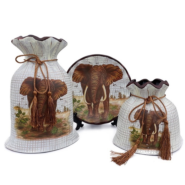 Set din ceramica format din doua vaze de marimi diferite, cu elefanti, cu farfurie pe suport din plastic