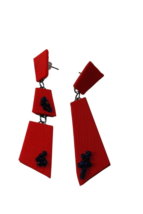 Cercei asimetrici modelati manual din argila polimerica si margele nisip, Rosu/ Bleumarin