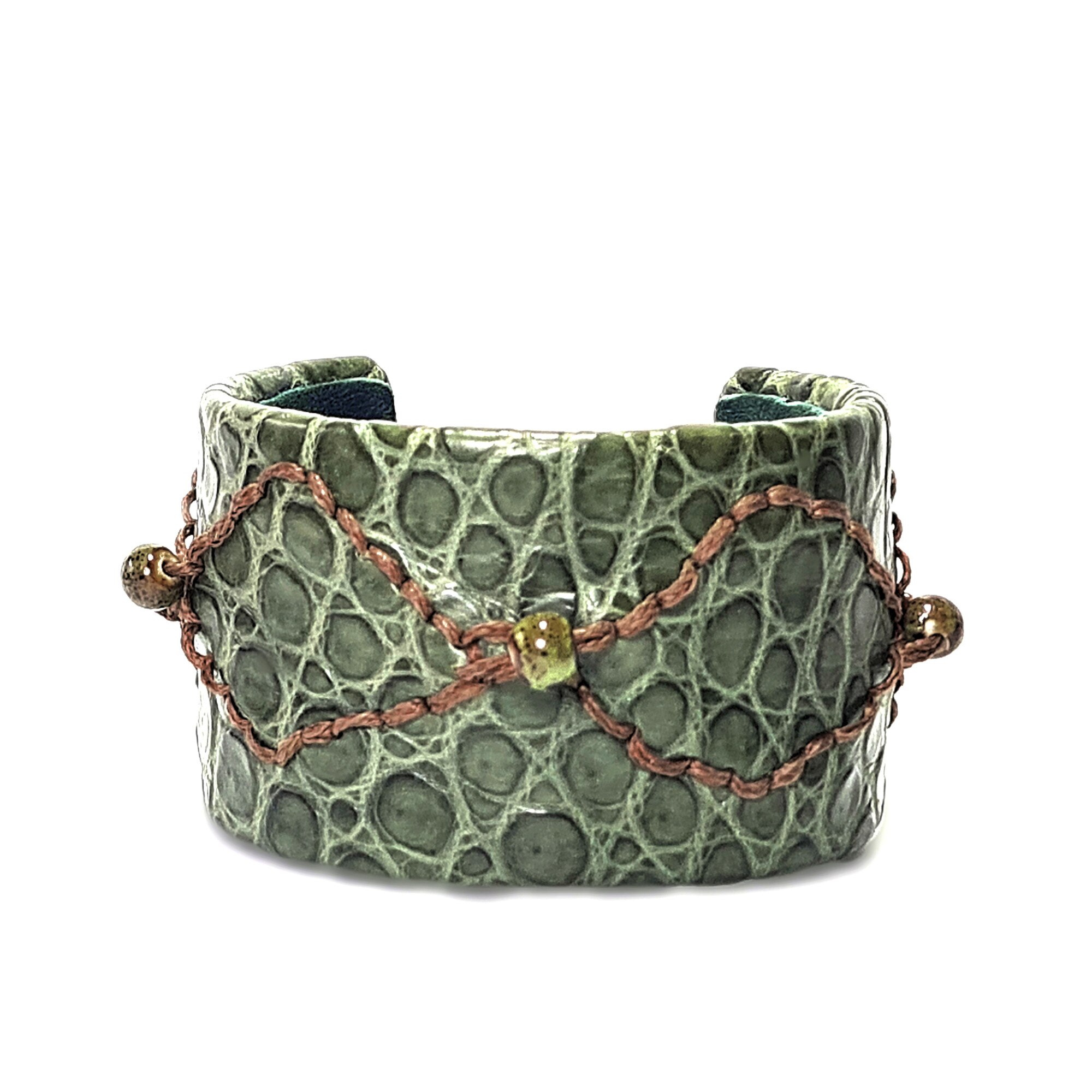 Bratara Decoranna Handcraft statement, piele naturala crocodil, handmade unicat, cusuta cu margele din portelan pictate, verde natur