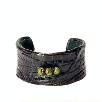 Bratara Decoranna Handcraft statement, piele naturala crocodil, handmade unicat, cusuta artizanal cu margele din portelan pictate, verde lucios cu irizatii Bratara Decoranna Handcraft statement, piele naturala crocodil, handmade unicat, cusuta artizanal cu margele din portelan pictate, verde lucios cu irizatii