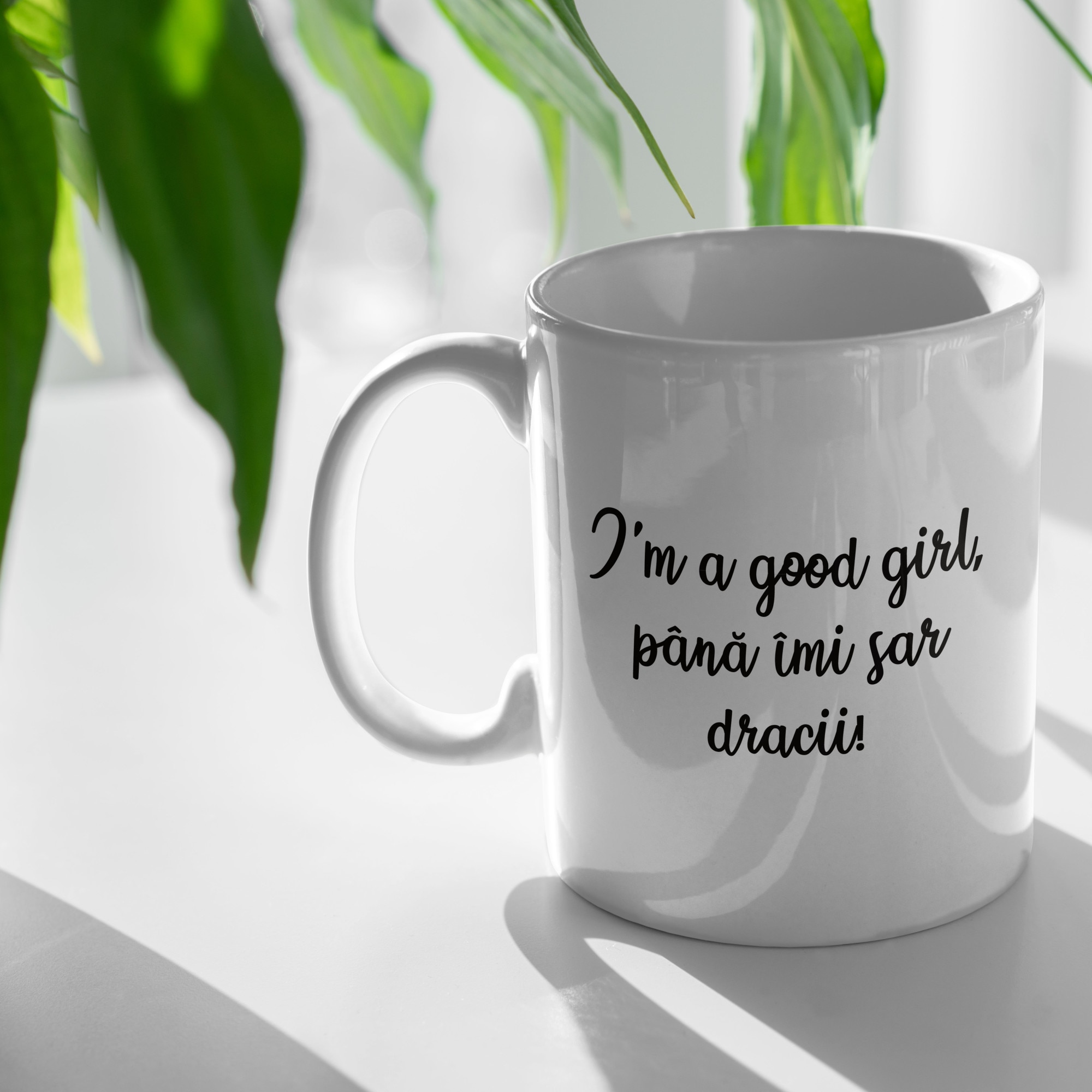 Cana personalizata cu mesajul "I am a good girl, pana imi sar dracii