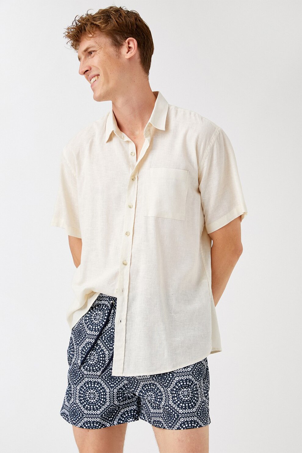 KOTON, Pantaloni scurti de baie cu imprimeu geometric, Bleumarin/Alb