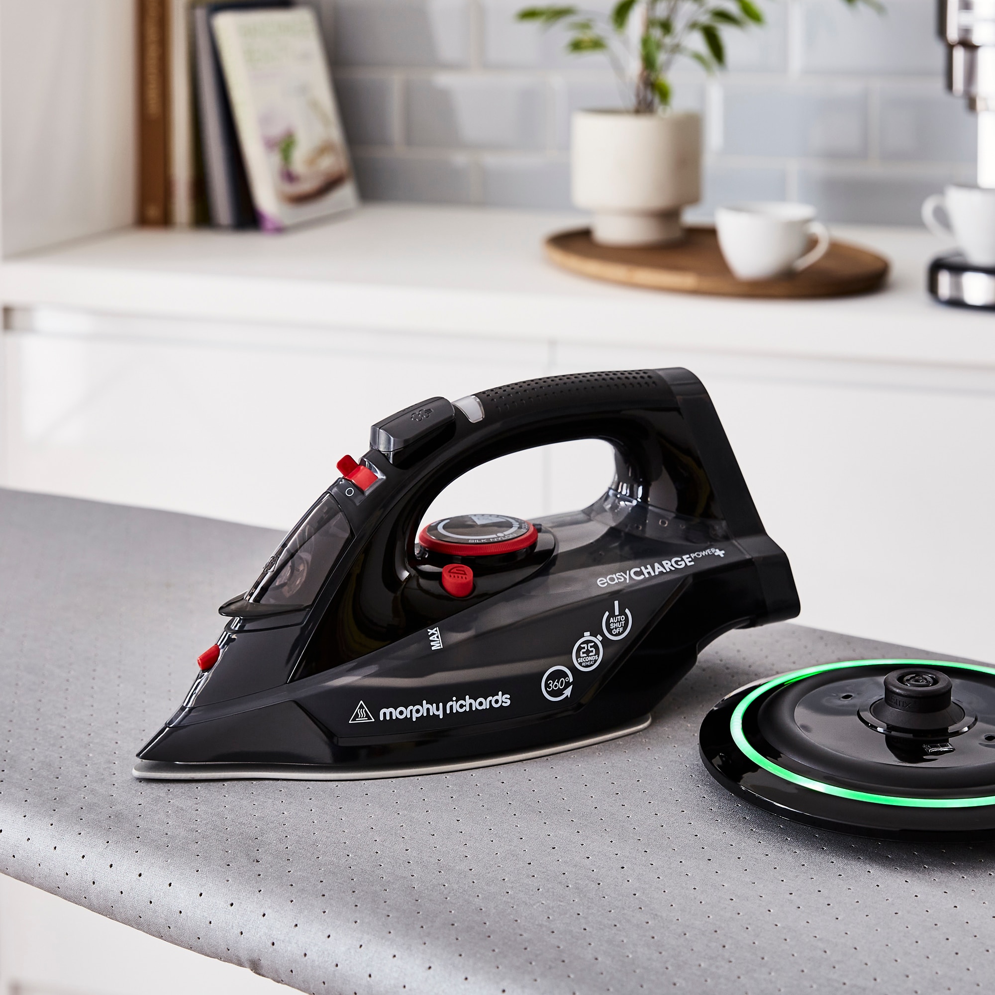 Fier de calcat Morphy Richards EasyCharge + / Cordless 303251, 2400W, 30g/min, 1300 g debit abur continuu, capacitate rezervor 350 ml, functionare fara cablu, Negru