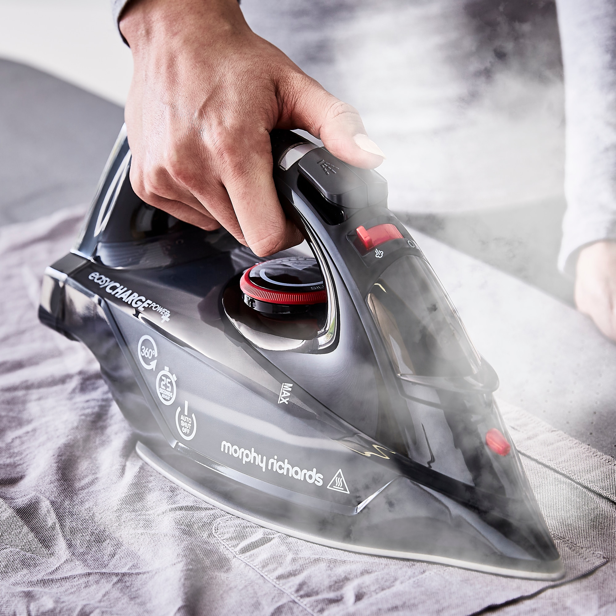 Fier de calcat Morphy Richards EasyCharge + / Cordless 303251, 2400W, 30g/min, 1300 g debit abur continuu, capacitate rezervor 350 ml, functionare fara cablu, Negru