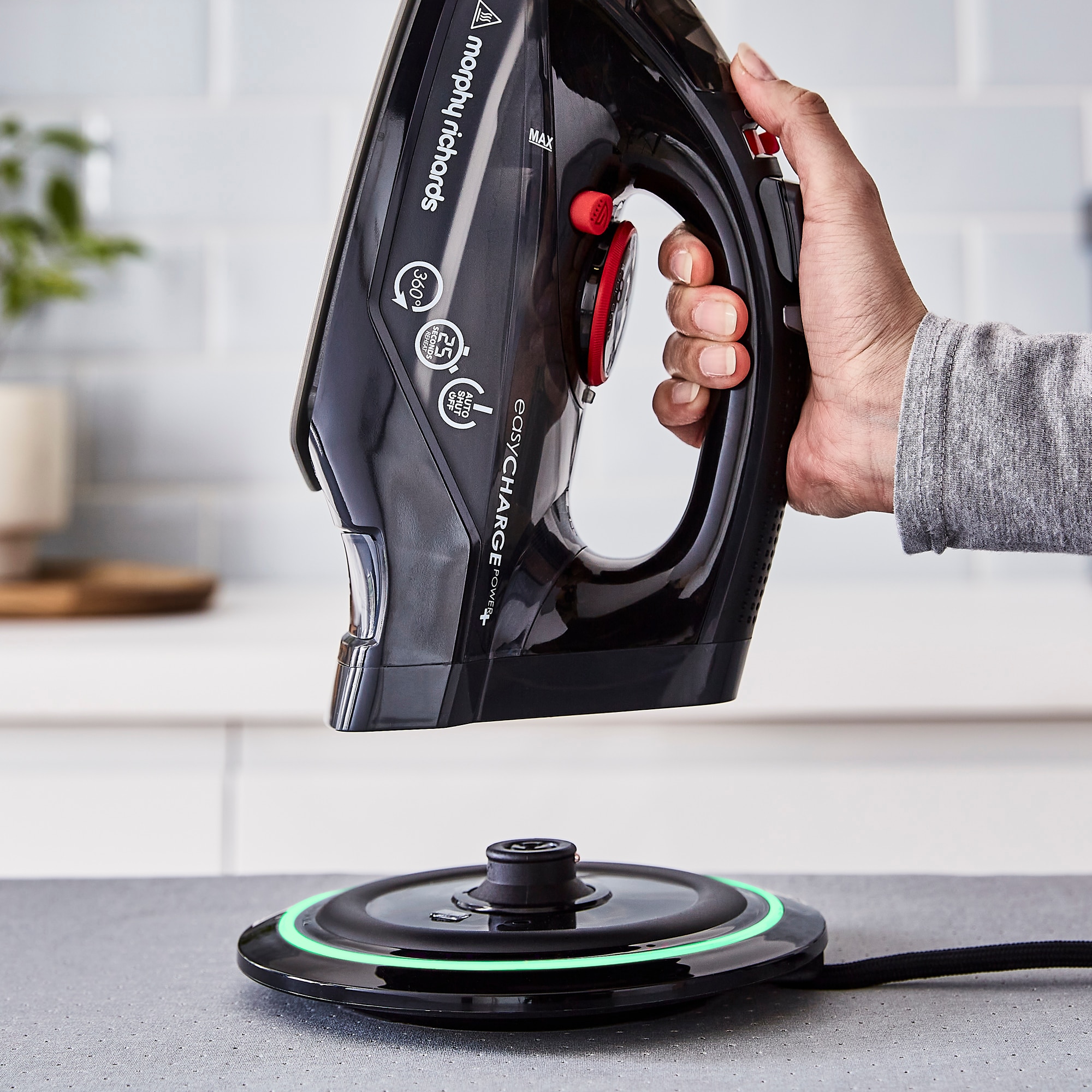 Fier de calcat Morphy Richards EasyCharge + / Cordless 303251, 2400W, 30g/min, 1300 g debit abur continuu, capacitate rezervor 350 ml, functionare fara cablu, Negru