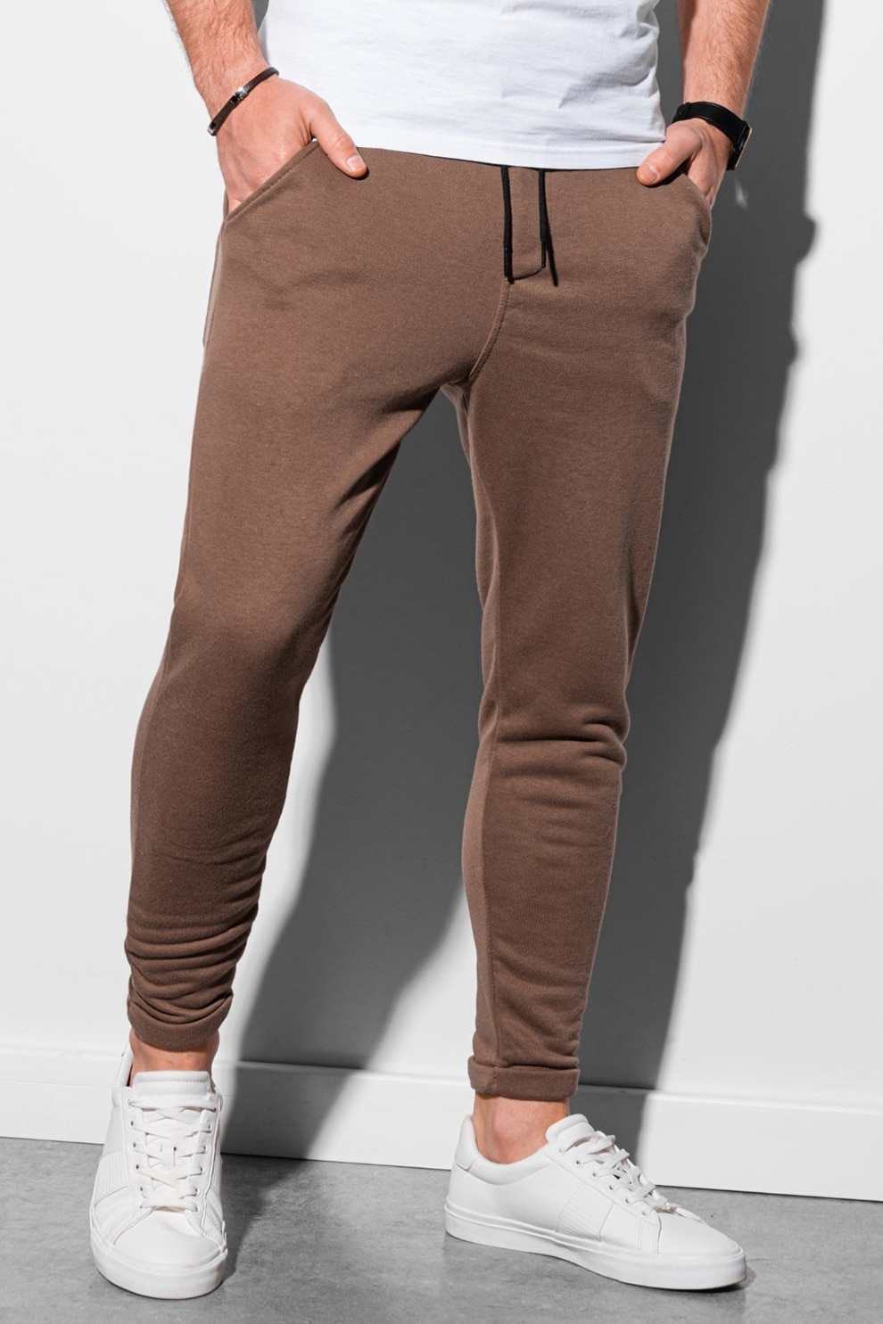 OMBRE, Pantaloni sport conici cu buzunare oblice, Maro