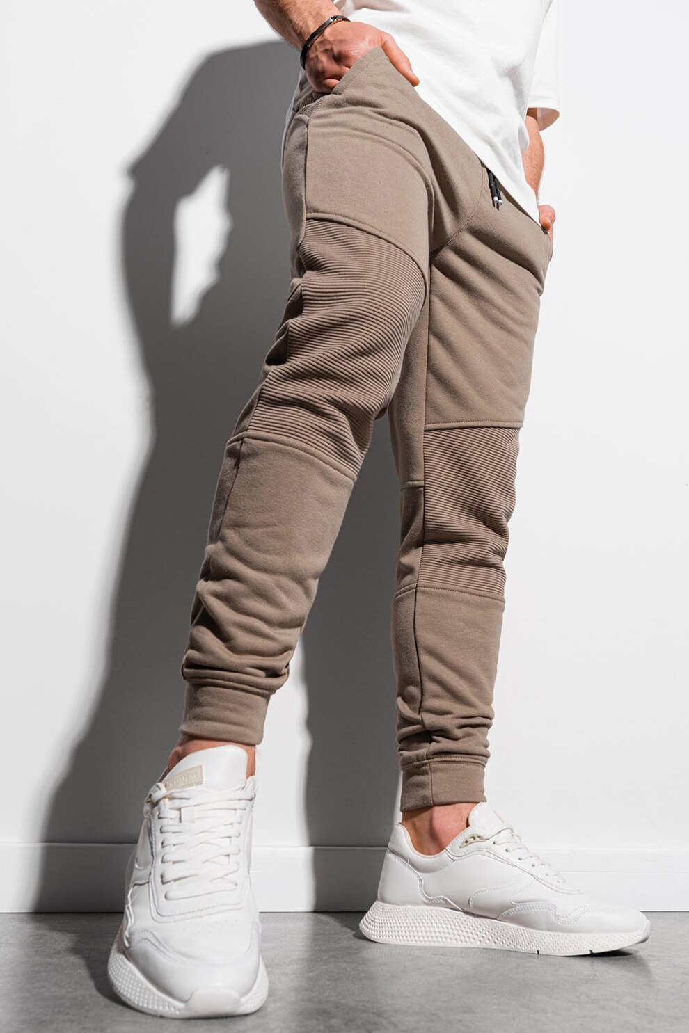 OMBRE, Pantaloni sport slim fit cu segmente striate, Cafeniu